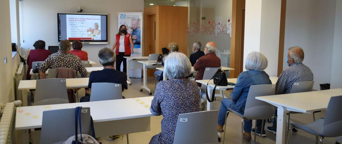 Una sesión del programa de Abuelos educadores, que se imparte en un aula de la sede de Cruz Roja.