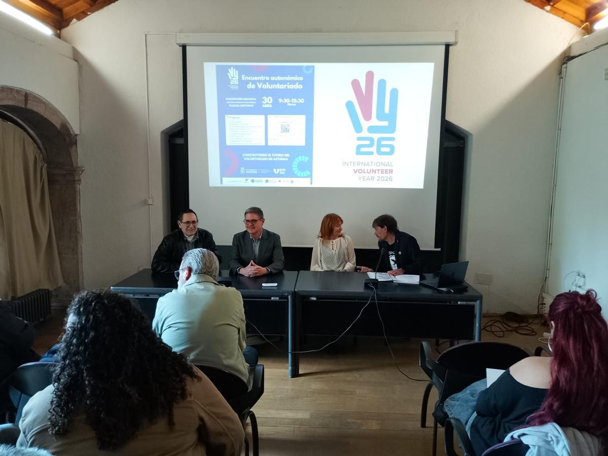 Por la izquierda, el presidente de la Plataforma de Voluntariado de Asturias, Jorge González, el director general de Promoción de la Autonomía Personal y Mayores, Enrique Nuño, la concejala de Cooperación y Movimientos Sociales de Grado, Lorena Cabo, y Fran F. Yebra, del centro de voluntuntariado y participación social del Área IV.