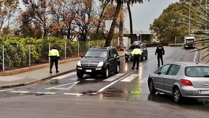 Policía de Canet, en un control en uno de los accesos.