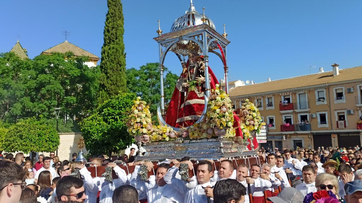 La Virgen de Araceli durante su recorrida de vuelta a su ermita.