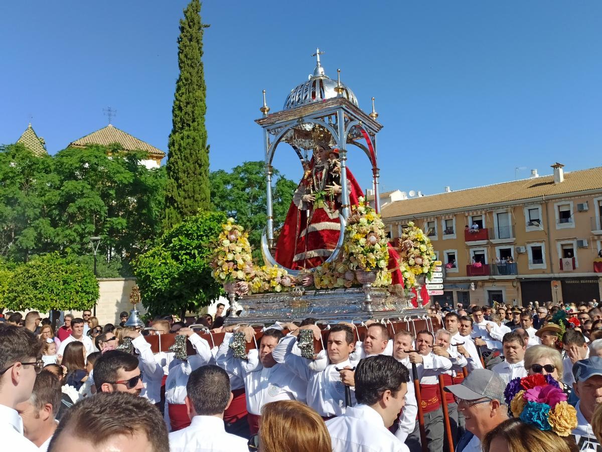 La Virgen de Araceli durante su recorrida de vuelta a su ermita.