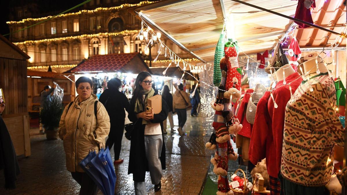 El mercadillo navideño en la noche de este viernes