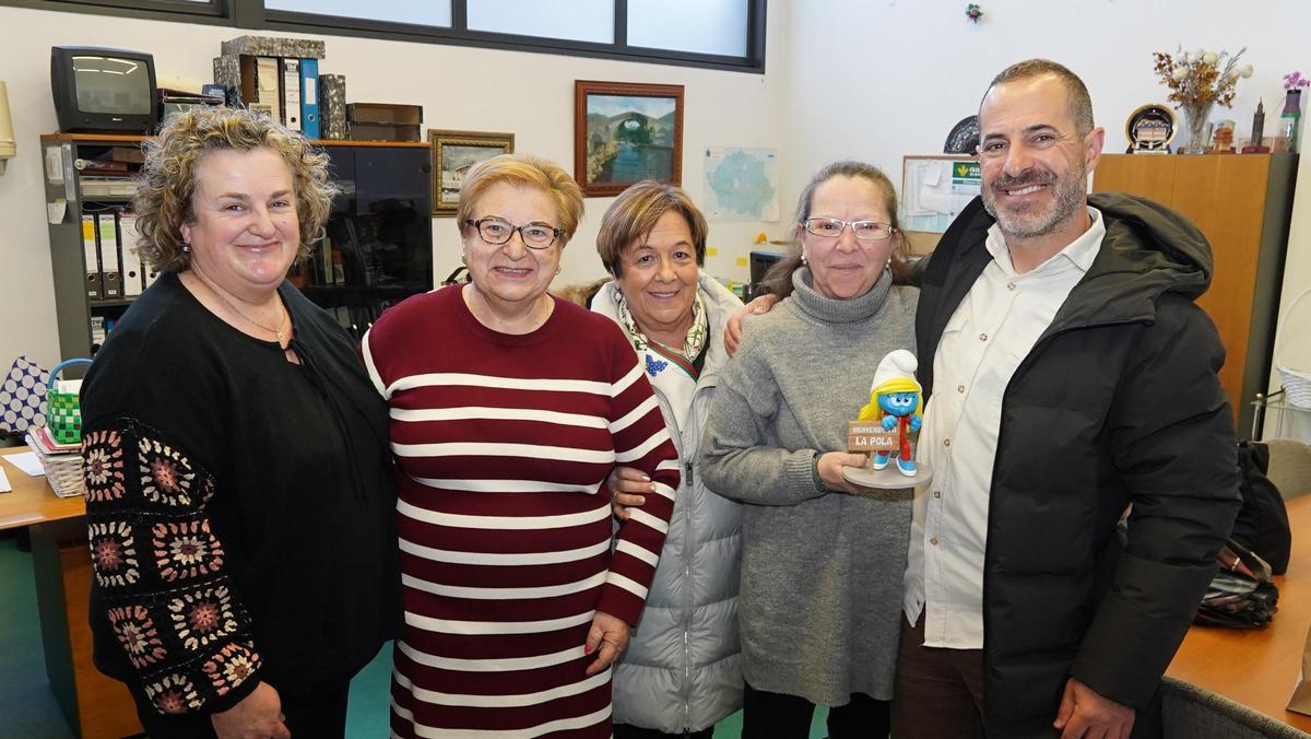 Pilar Santianes, Mari Paz Canga, Berta Fonseca, María Amelia Canga y Ángel García, con la réplica de la "Pitufina karateca" de la Pola, en la sede del colectivo.