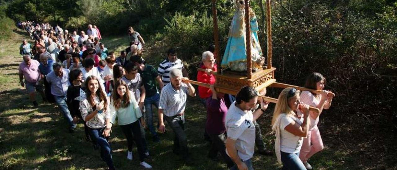 Un instante de la procesión en honor de la Virxe de Guadalupe en A Grela, en septiembre. // Bernabé / Luismy