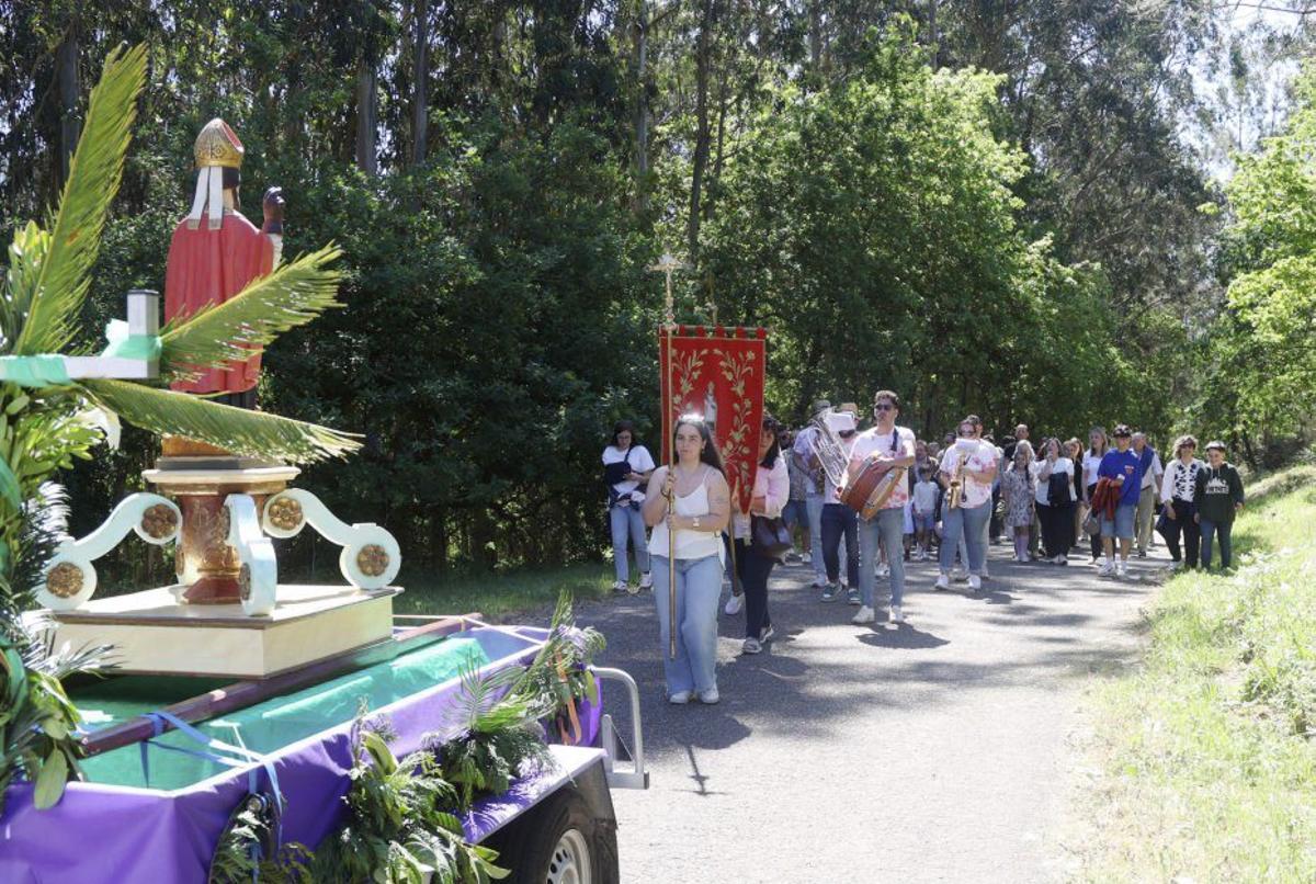 Traslado desde la capilla de San Pedro a la de San Cibrán, ayer, domingo. | GUSTAVO SANTOS