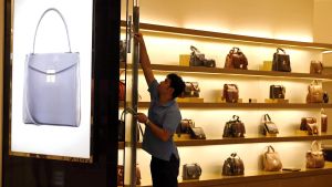 RUN113 BANGKOK (TAILANDIA) 10/09/2013.- Un empleado limpia el escaparate de una tienda de bolsos en un centro comercial en Bangkok (Tailandia) hoy, martes 10 de septiembre de 2013. El Gobierno tailandés planea reducir los derechos de aduana en artículos de marcas de lujo en los próximos meses con intención de convertir al país en un paraíso para los consumidores y atraer inversiones extranjeras. EFE/Rungroj Yongrit