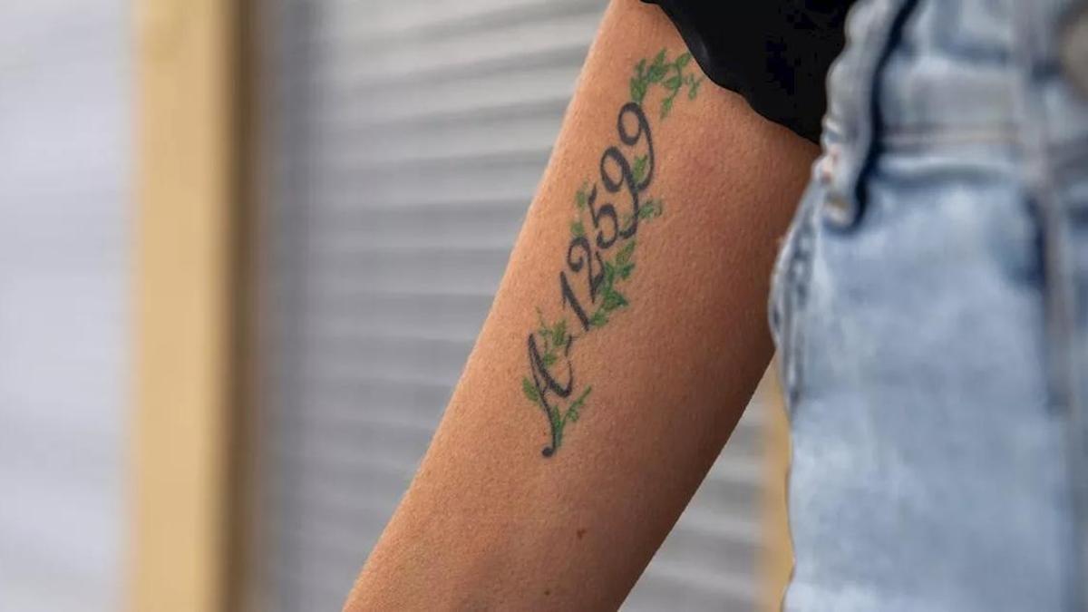 Orly Weintraub Gilad con el número de Auschwitz de su abuelo, A-12599, tatuado en el brazo.