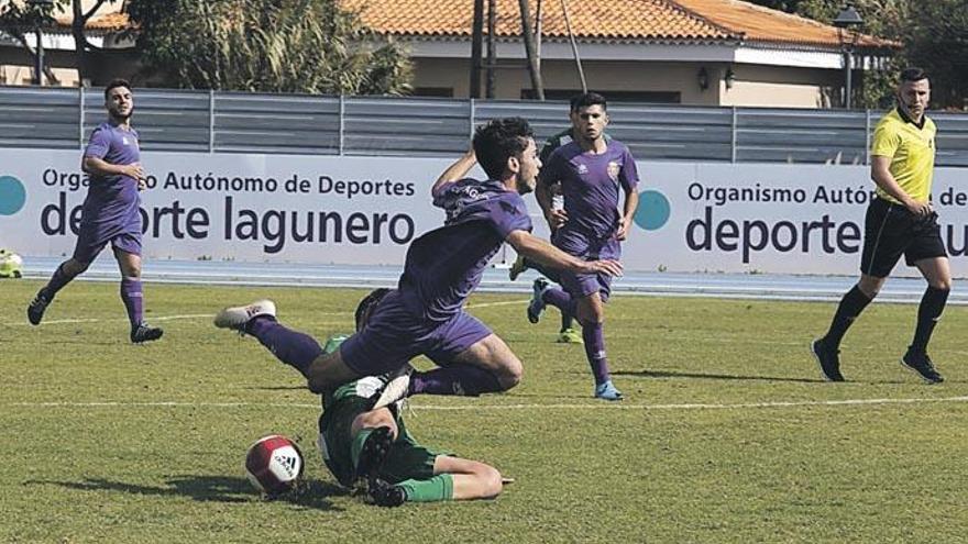 Uno de los lances del bronco encuentro en el Estadio Francisco Peraza de La Laguna.