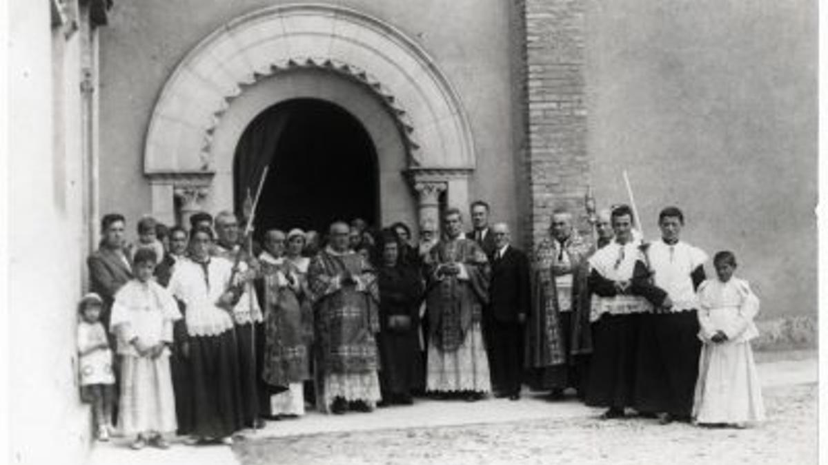 Tomàs Miralpeix Carreras va néixer a Anglès l’any 1883, estudià al seminari i exercí de vicari en diverses parròquies. L’any 1922 fou destinat a l’Asil Toribi Duran de Castelló d’Empúries, on exercí de capellà fins que, en esclatar la Guerra Civil, fou assassinat.  Miralpeix fou un gran aficionat a la fotografia, a les arts escèniques i als esports. Juntament amb mossèn Esteve Carbonés foren els impulsors dels Esplais, una entitat vinculada al Centre Agrícola i Social, i pensada per fomentar el saber entre el jovent de Castelló. La creació dels Esplais va representar un impuls a la vida cultural de la vila ja que  organitzaven conferències, competicions esportives i excursions, entre d’altres activitats ludicoculturals.  Paral·lelament, Miralpeix va fundar la revista “L’Espiga. Periòdic quinzenal de cultura, esports, excursionisme: portantveu dels Esplais de Castelló”, de tendència conservadora i moralitzadora. Estava escrita íntegrament en català i tot i que el seu objectiu era difondre l’activitat cultural de l’entitat, sovint satiritzava sobre la política del moment. Se’n van editar trenta-tres números entre el 6 d’octubre 1934 i el 19 de febrer 1936.  La donació de la família Miralpeix consisteix en tres fotografies del religiós (1926,1933) i la col·lecció sencera de la revista “L’Espiga” que consta de trenta-tres números. Fins ara, l’arxiu municipal conservava aquesta publicació de manera fragmentada, gràcies a la donació s’ha pogut completar la col·lecció.