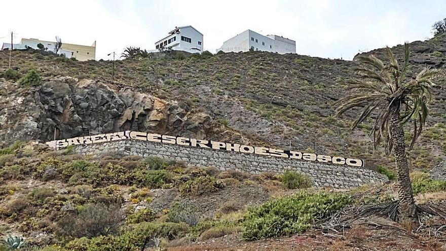 Varias firmas en la subida a Salto del Negro desde la Avenida Marítima. | | GUERRA