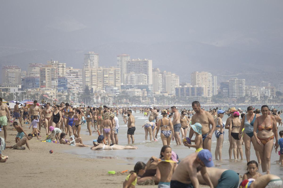 La playa de San Juan atiborrada de turistas.