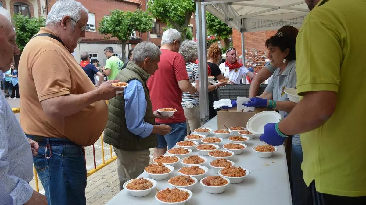 La comida popular del viernes del Toro pone sabor a las fiestas de Benavente