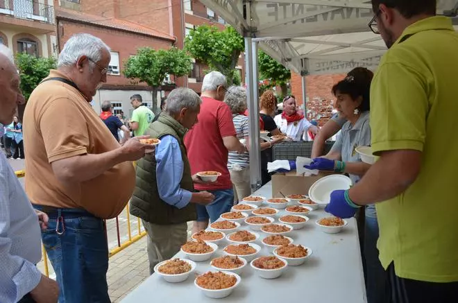GALERÍA: La comida popular del viernes del Toro de Benavente, en imágenes