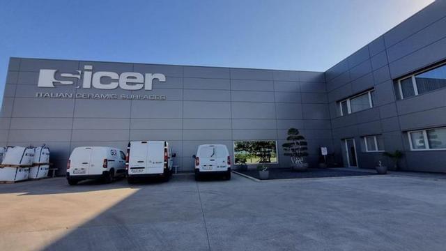 Sicer presenta en Bolonia, sus últimas propuestas consistentes en superficies con una cuidada selección de texturas y colores. | MEDITERRÁNEO