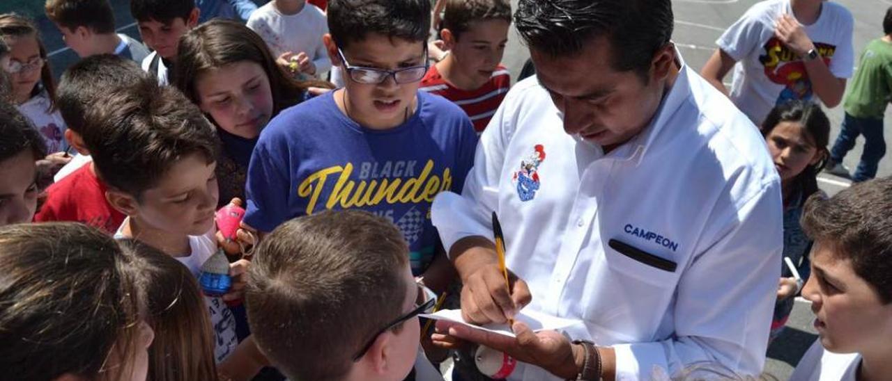 El mexicano, firmando autógrafos.