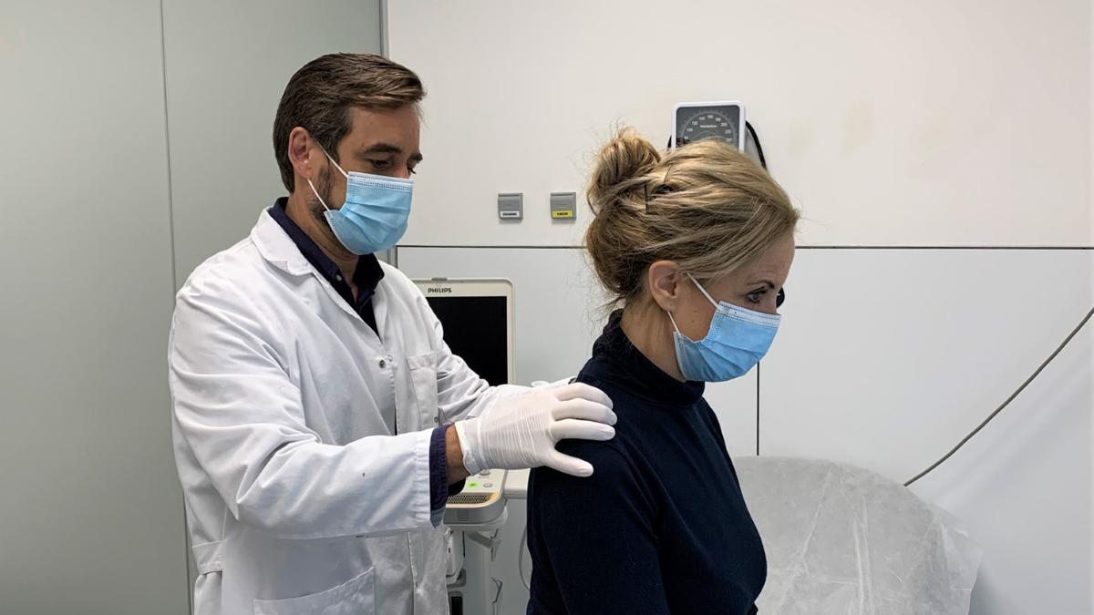 El doctor Manuel Romero atiende a una paciente en el hospital QuirónSalud Córdoba.