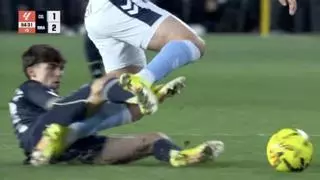 Enfado descomunal del Celta: el gol de Valverde nace de una falta clara