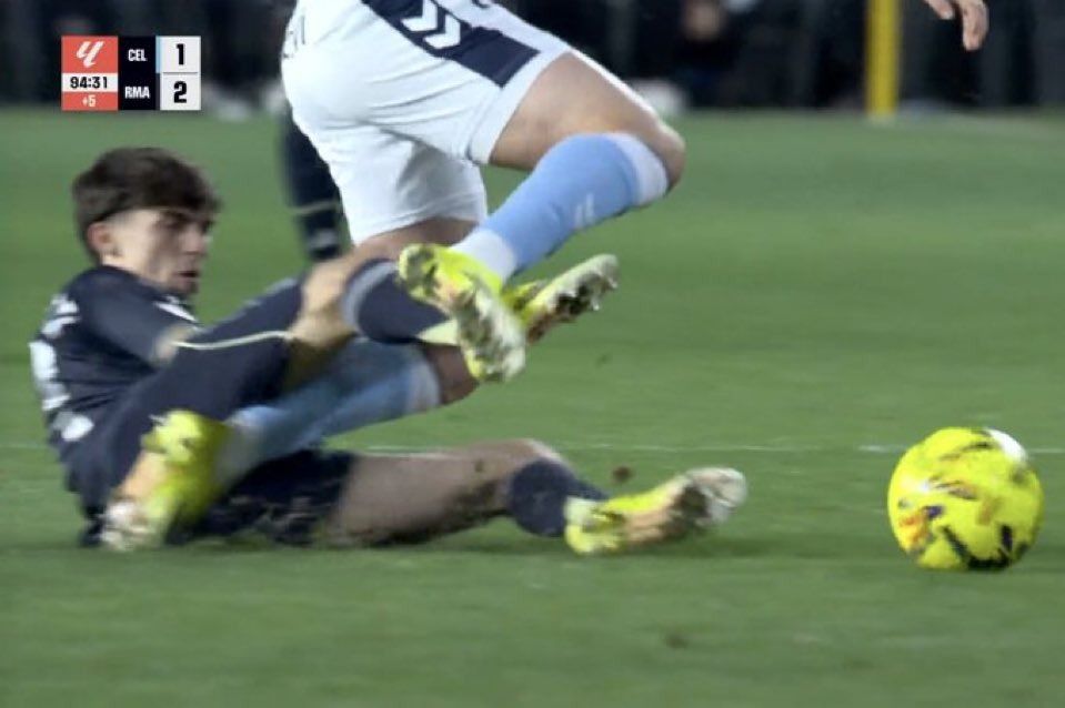 Enfado descomunal del Celta: el gol de Valverde nace de una falta clara