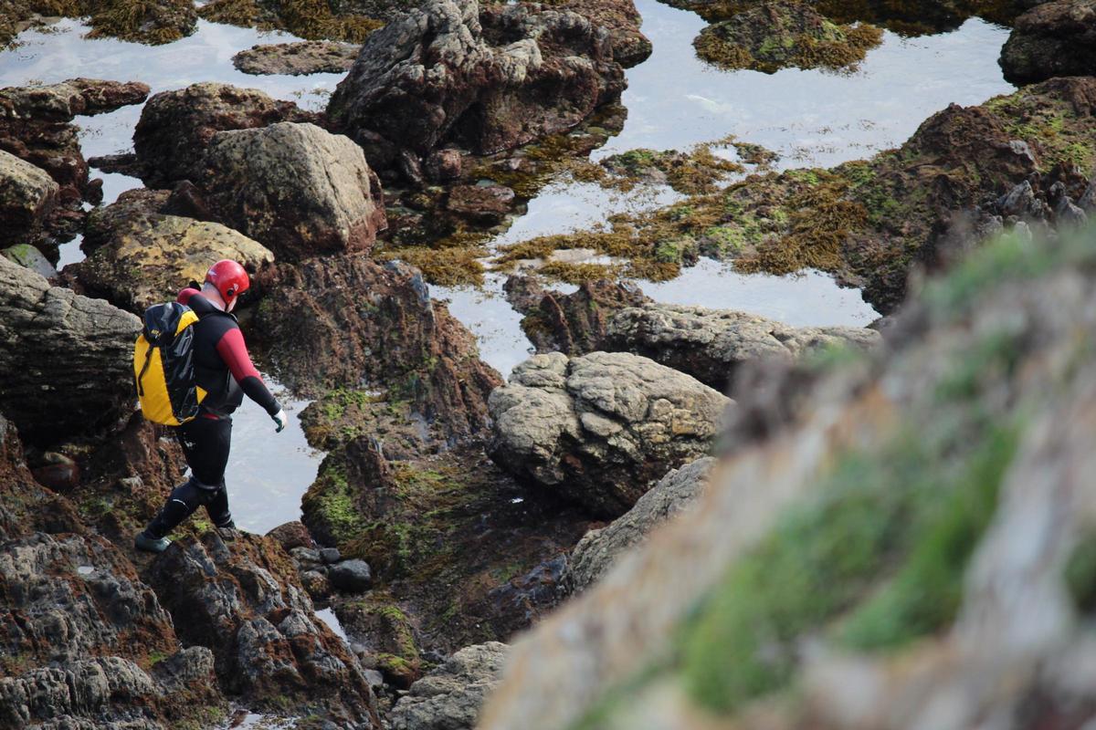 El patrón mayor de Tapia, Rodrigo Maseda, saliendo del pedrero.