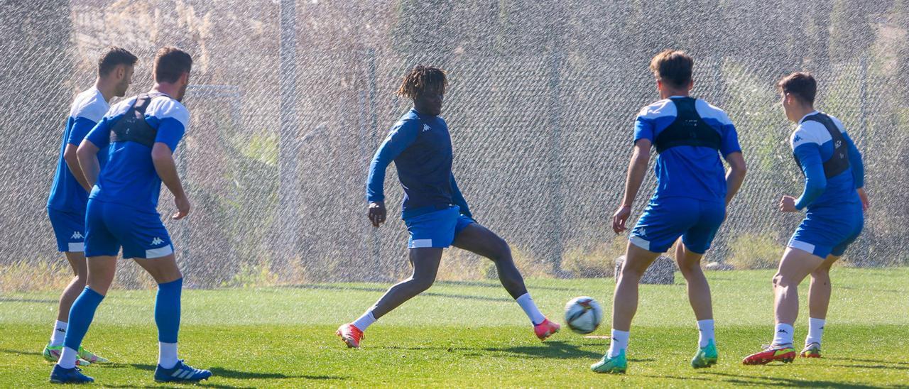 Federico Bikoro, en el centro de la imagen, en su primer entrenamiento con el Hércules, el lunes, tras regresar de Guinea Ecuatorial.