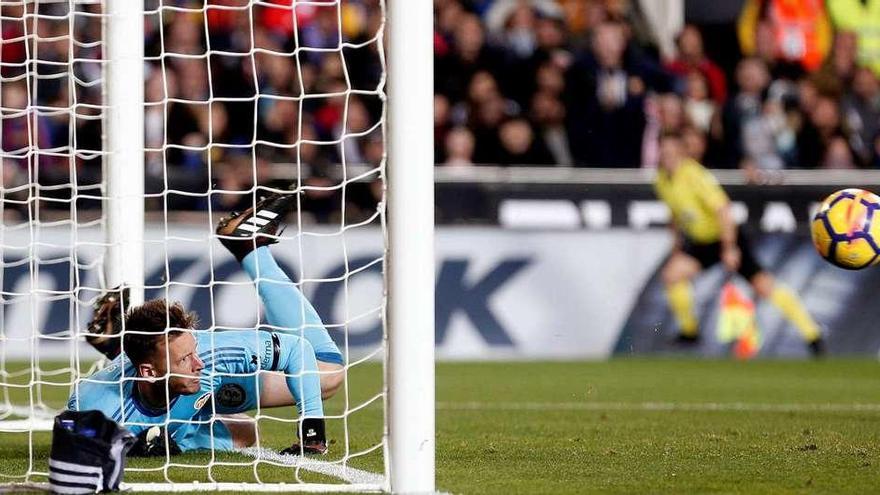 Neto, portero del Valencia, dentro de la portería tras sacar el balón que había traspasado la línea de gol.