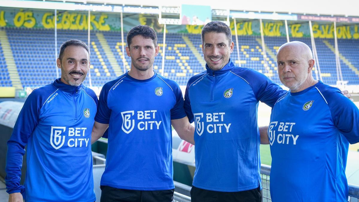 Jaume Mut, a la derecha, en posa con Julio Velázquez y el resto del cuerpo técnico en el estadio del Fortuna Sittard.