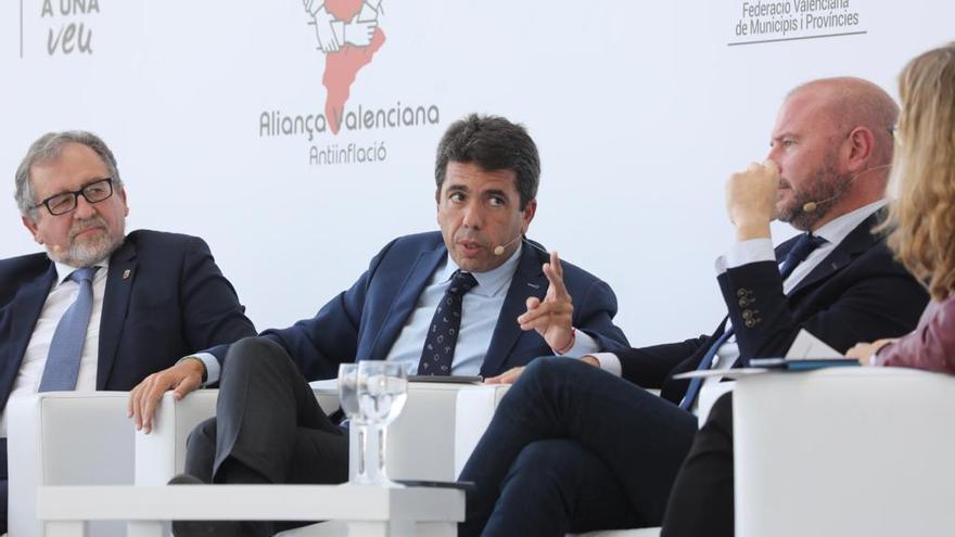 Mazón, en un momento de su intervención en la cumbre de este lunes, junto a los otros presidentes provinciales de Valencia (Toni Gaspar) y Castelló (José Martí).
