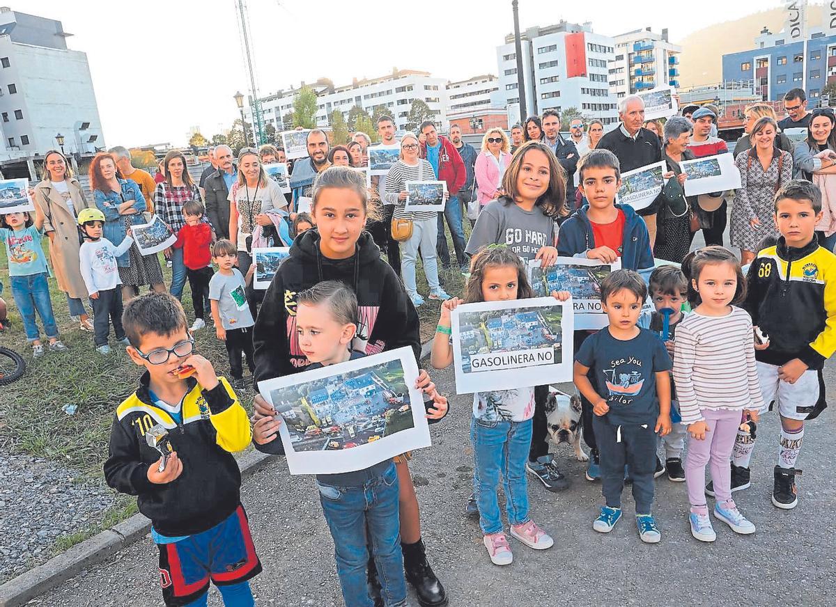 Vecinos de Prado de la Vega protestando en contra de la gasolinera.