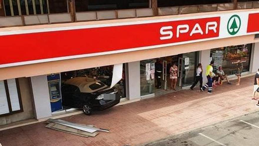 Choca contra la fachada de un supermercado en Maspalomas