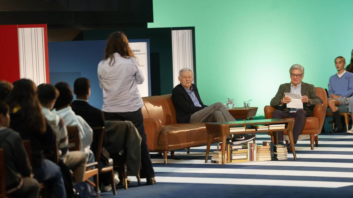 Eduardo Mendoza, durante la pregunta de una de las estudiantes, con el periodista Arturo Téllez, moderador de la charla, a la derecha.