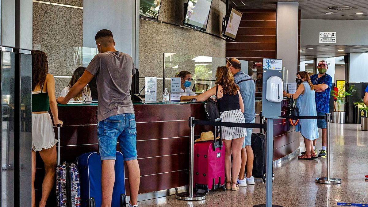 Un grupo de turistas registrándose en la recepción de un hotel de Benidorm, ciudad en la que siguen abiertos 32 establecimientos.