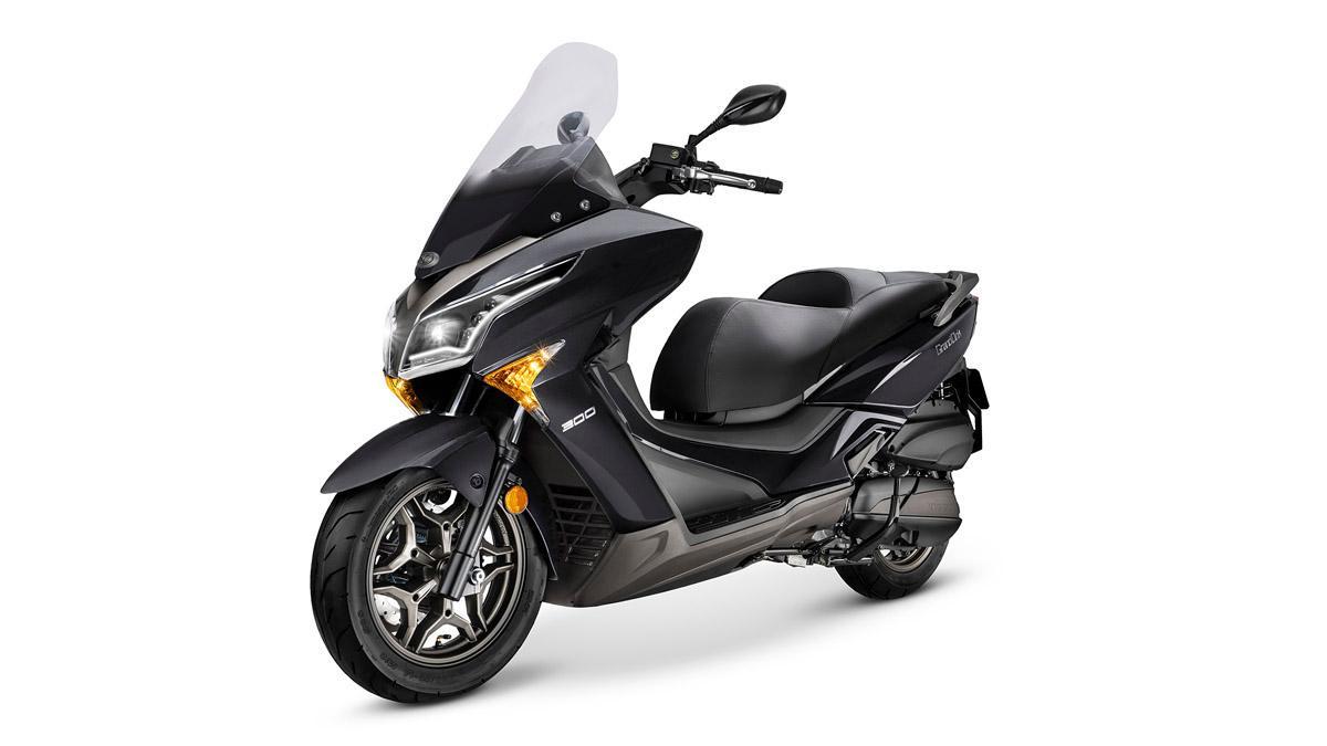 Kymco Grand Dink 300 2021, con motor Euro 5 y un potente faro frontal