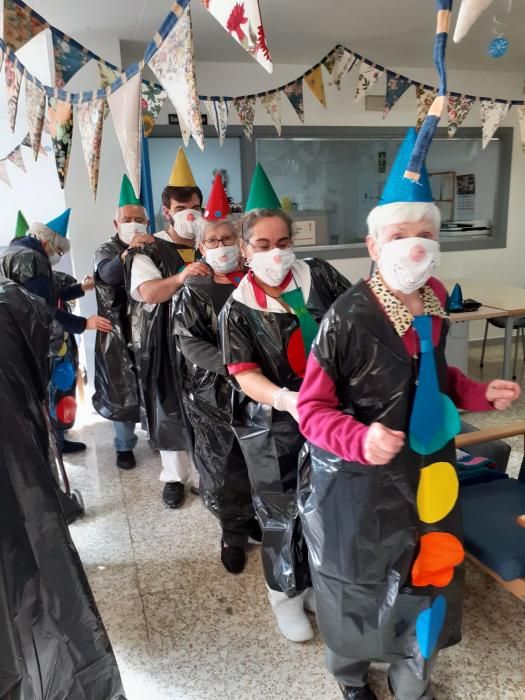 Els avis de Llançà celebren la festa de carnaval