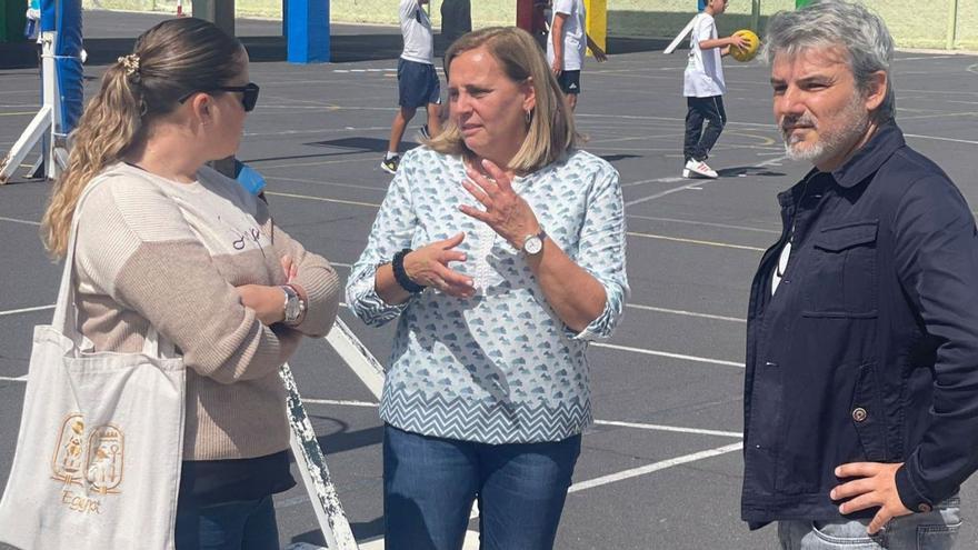 El concejal de Ciudad Sostenible con la aparejadora municipal y la directora del Colegio Tomás de Iriarte.