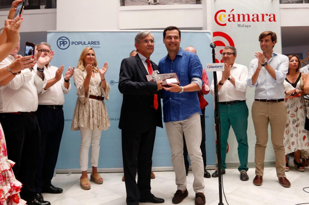 Juanma Moreno y Pablo Montesinos han acudido a la entrega del premio 'Populares del Año' a Cruz Roja, en la Cámara de Comercio de Málaga.