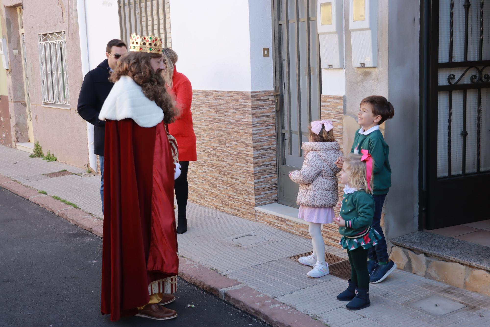 Los Reyes Mayos premian a los vecinos de Vila-real con cientos de regalos en este 2023