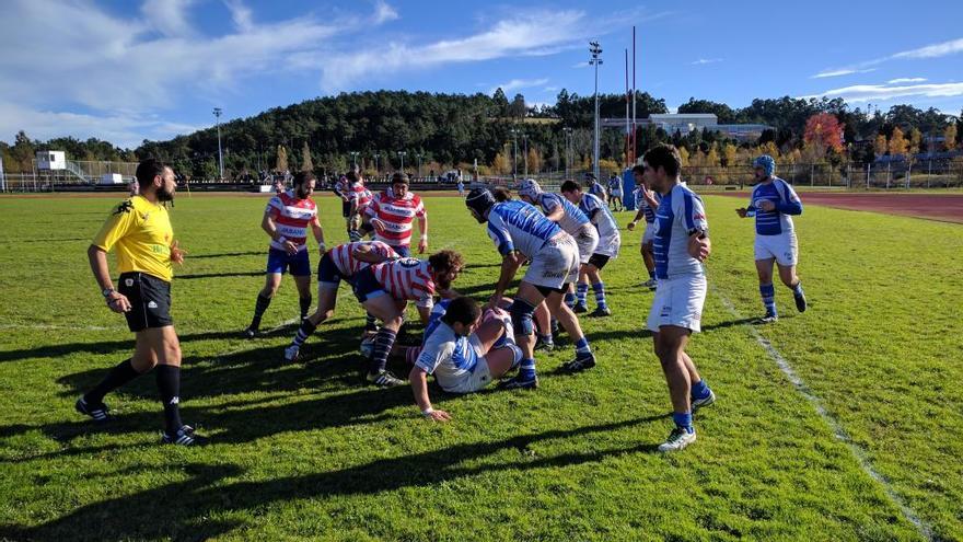 Un momento del partido de ayer en As Lagoas.