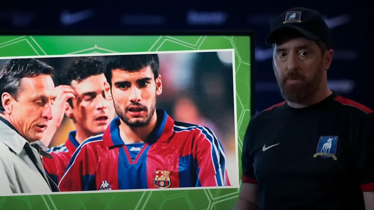 Frame de la serie ’Ted Lasso’ cuando rinde tributo al fútbol total de Cruyff y Guardiola. Frame de la serie ’Ted Lasso’ cuando rinde tributo al fútbol total de Cruyff y Guardiola.
