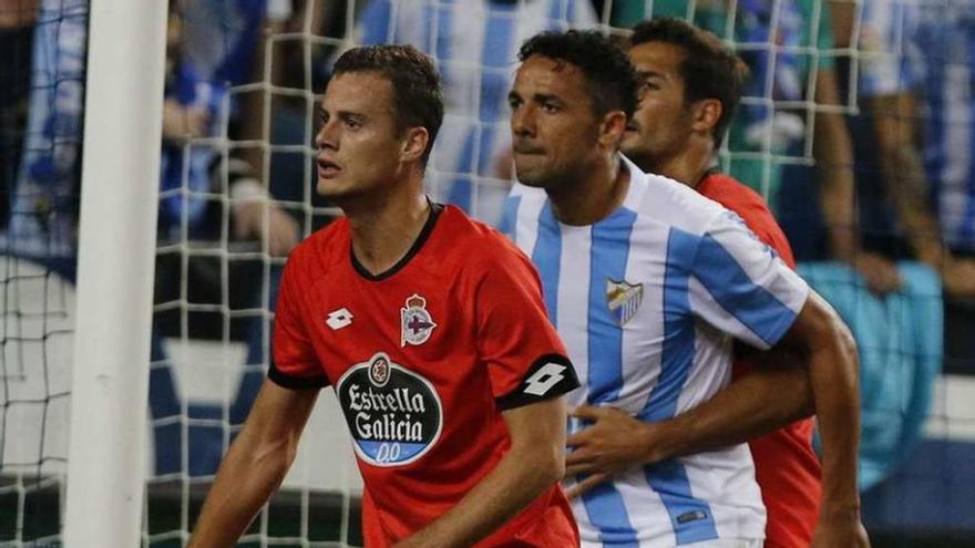 Oriol Riera pugna con Weligton durante el partido de ayer.