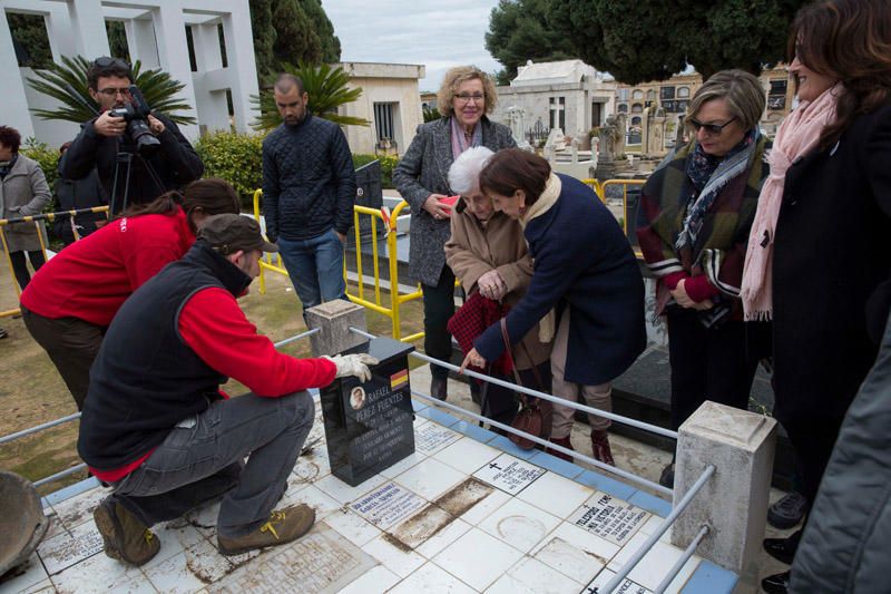 Exhumaciones de la fosa 22 del cementerio de Paterna