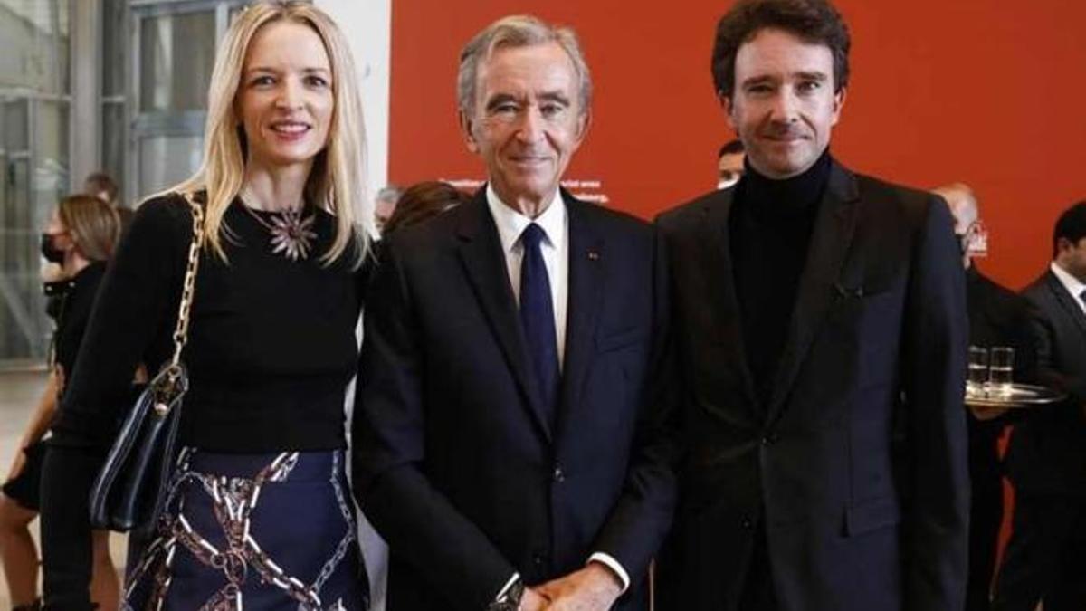 Delphine Dior, junto a su padre Bernard y su hermano Antoine.