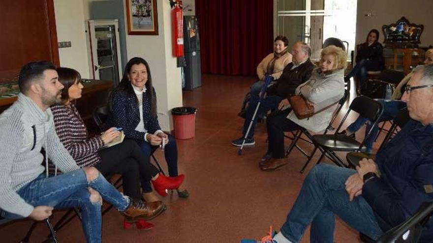 El peluquero Ángel García, la alcaldesa Nidia Arévalo y la concejala Sara Cebreiro durante la reunión de ayer en Mos. // D. P.