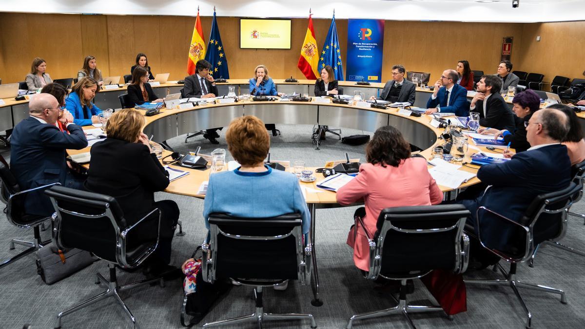 La vicepresidenta Nadia Calviño conversa con la misión del Parlamento Europeo. Frente a Calviño, de azul, la presidenta de la misión, Monika Hohlmeier.