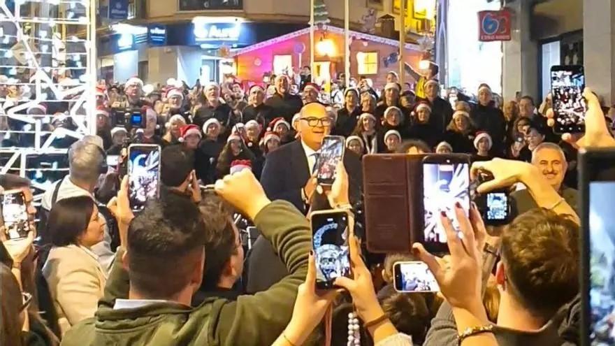 El alcalde de Vélez-Málaga, Jesús Lupiáñez, marca el encendido del nuevo espectáculo en la calle Canalejas.