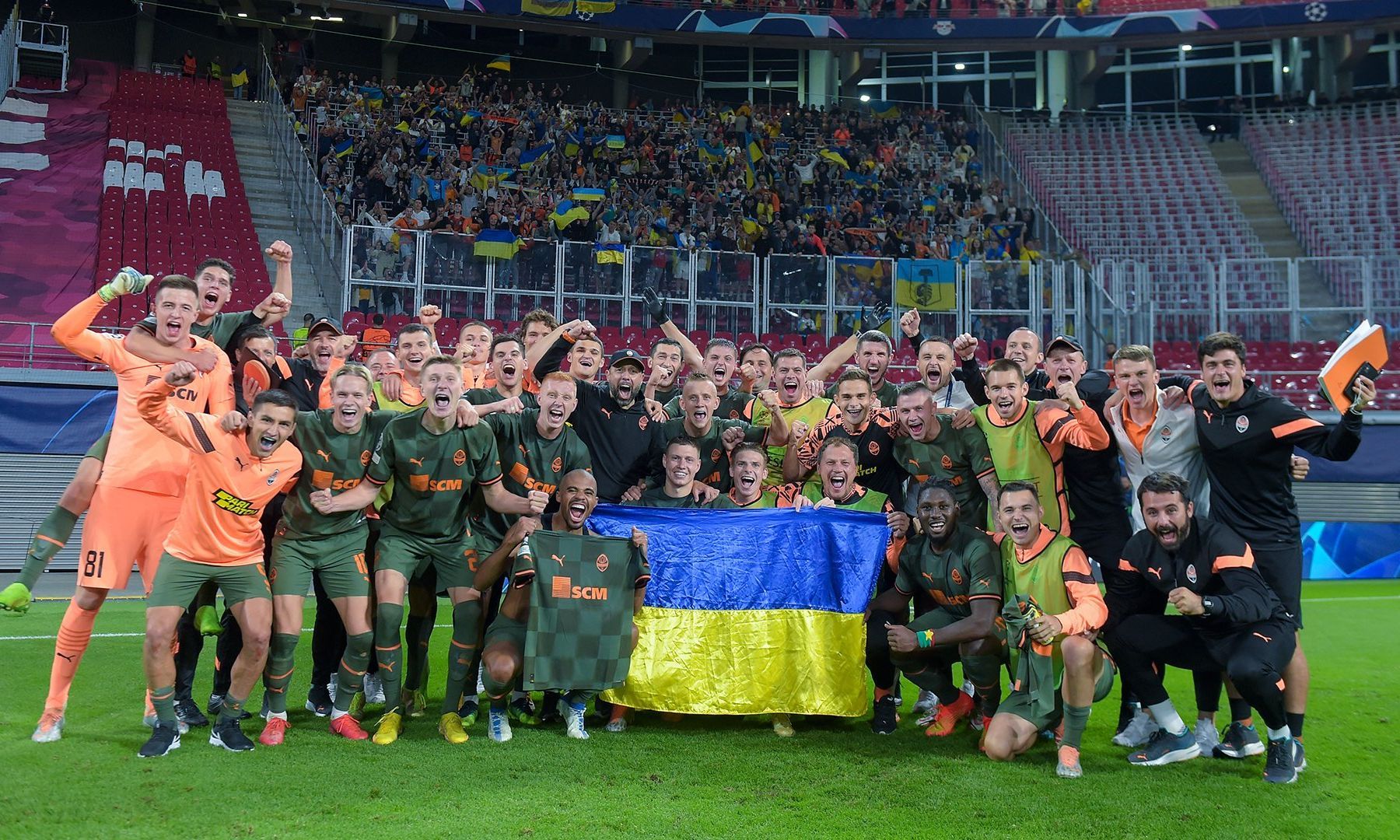 Los jugadores del Shakhtar celebran el triunfo sobre el Leipzig en Champions.