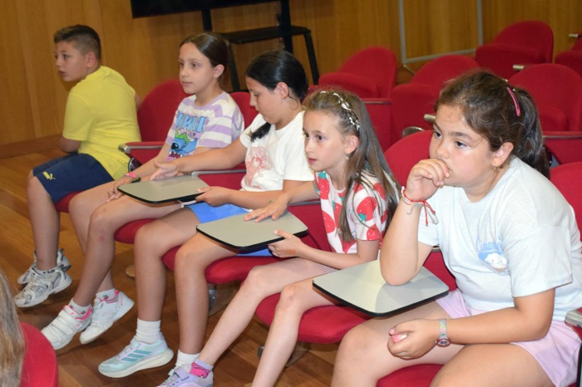 El acto de entrega de diplomas en el Auditorio Municipal de Valga.