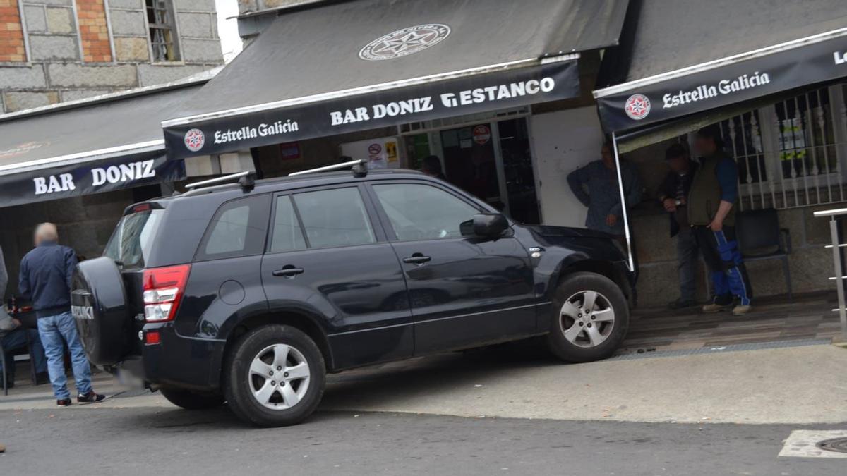 El coche que provocó el atropello en la terraza del bar de A Merca.