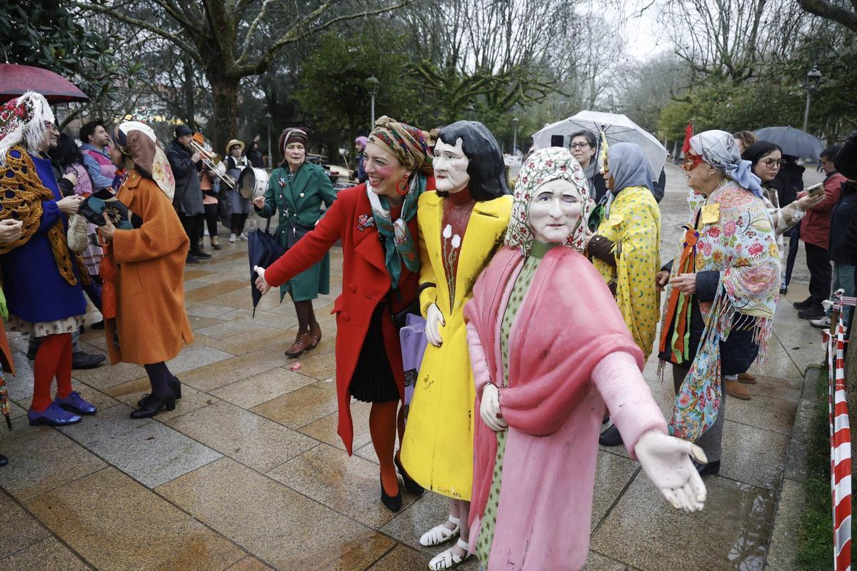 A comparsa de Maruxas e Coralias enche Compostela de cor