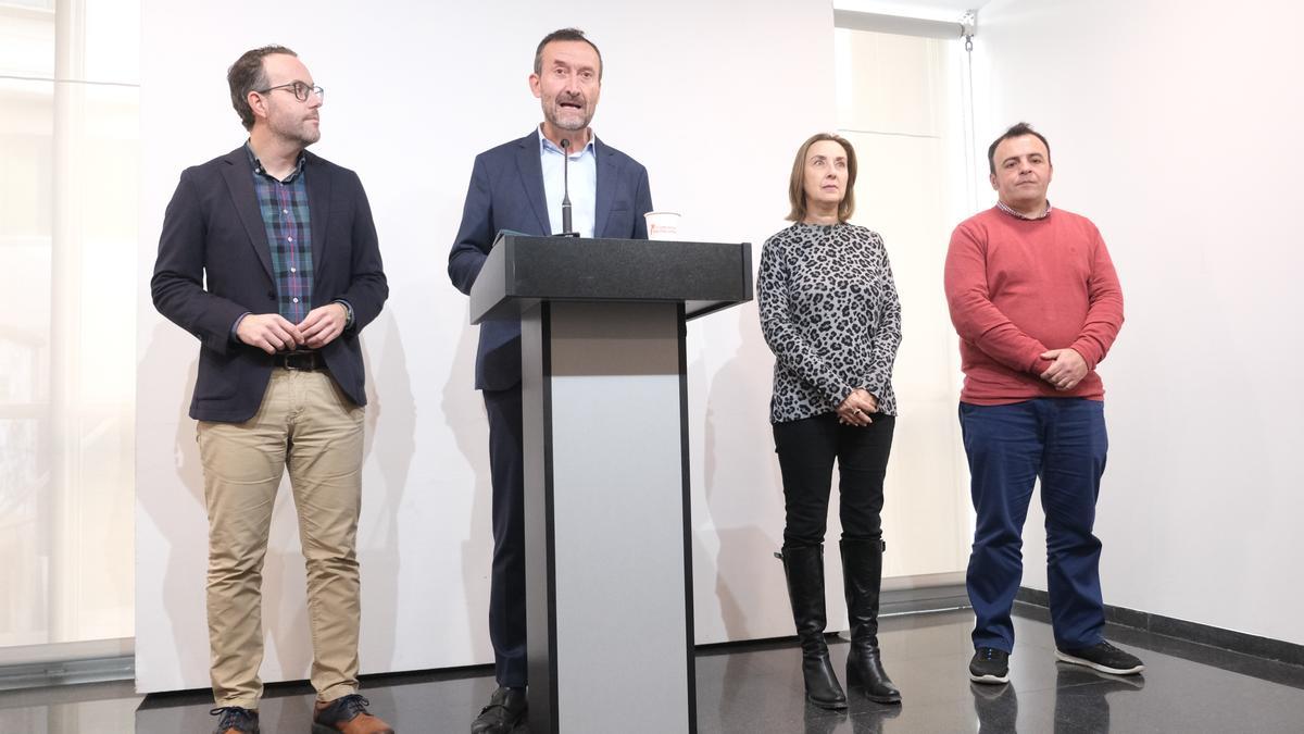 El alcalde, Carlos González,  junto a los ediles socialistas Héctor Díez, María José Martínez y Ramón Abad durante la comparecencia