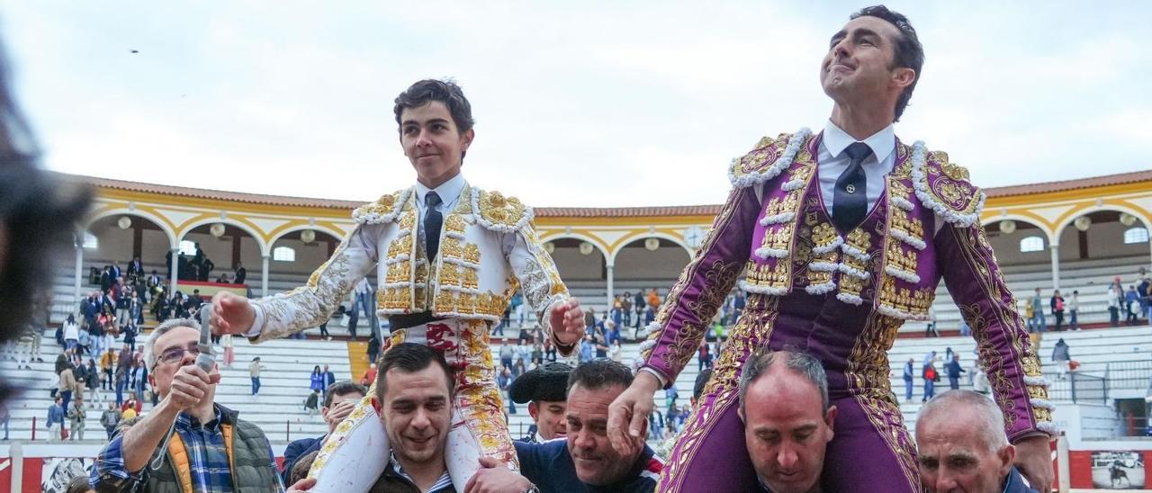 Manuel Román y El Fandi salen a hombros de la plaza de Pozoblanco, este sábado.